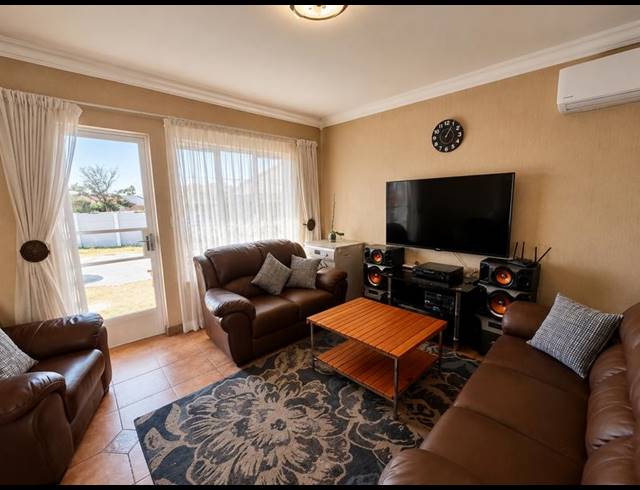 2 BEDROOM HOUSE FOR SALE IN HEUWELOORD